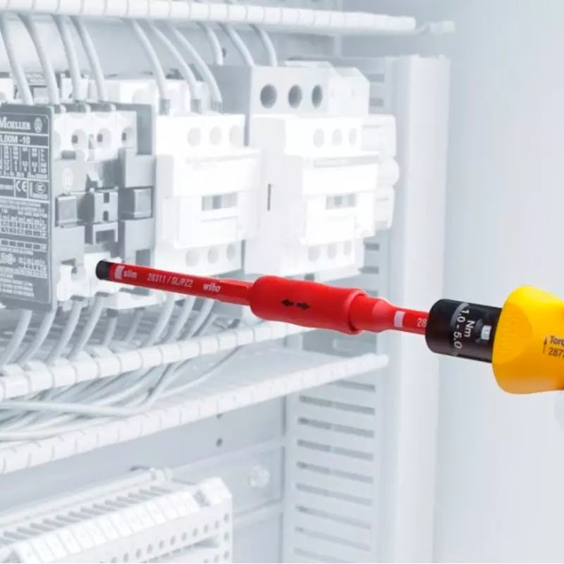 Set Torquímetro aislado 1000V Wiha con mango ergonómico, escala ajustable de torque 10–40 in/lbs, ideal para trabajos eléctricos y cuchillas termomagnéticas. Incluye varillas SlimLine y herramientas de ajuste.